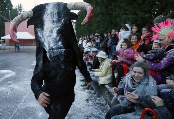 Участник карнавала в костюме быка, олицетворяющий миф страны Басков во Франции  - Sputnik Литва