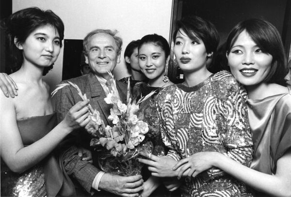 Знаменитый французский кутюрье Пьер Карден среди китайских моделей в Пекине  - Sputnik Lietuva