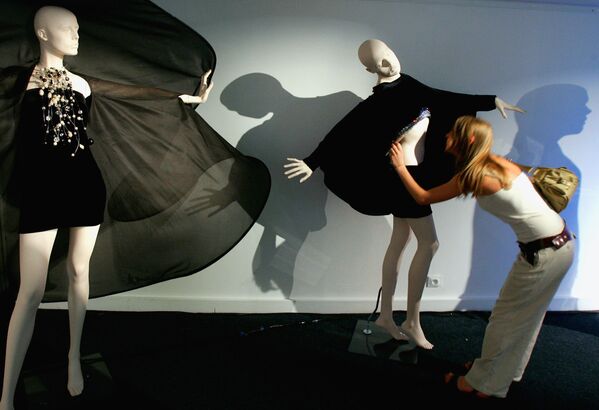 Творения французского дизайнера Пьера Кардена из коллекции Весна-Лето 2007 - Sputnik Lietuva