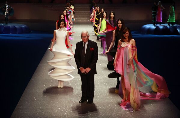 Французский модельер Пьер Карден среди моделей в конце своего модного шоу Palais Lumiere в Пекине, 2012 год - Sputnik Lietuva