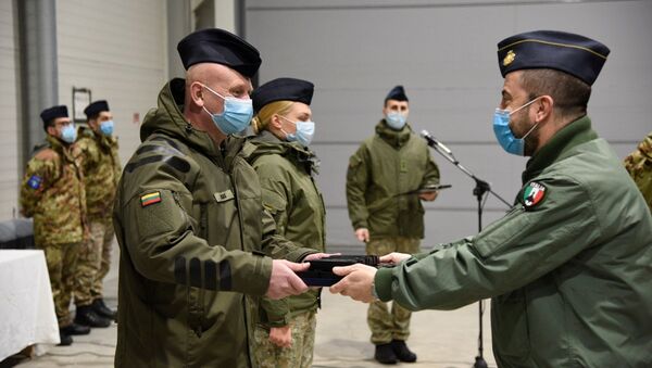Военные из Литвы и Италии на церемонии смены контингента на авиабазе в Шяуляе  - Sputnik Литва