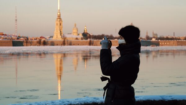 Девушка на набережной в Санкт-Петербурге - Sputnik Литва