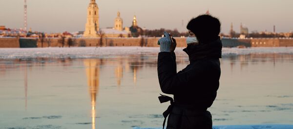 Девушка на набережной в Санкт-Петербурге - Sputnik Литва