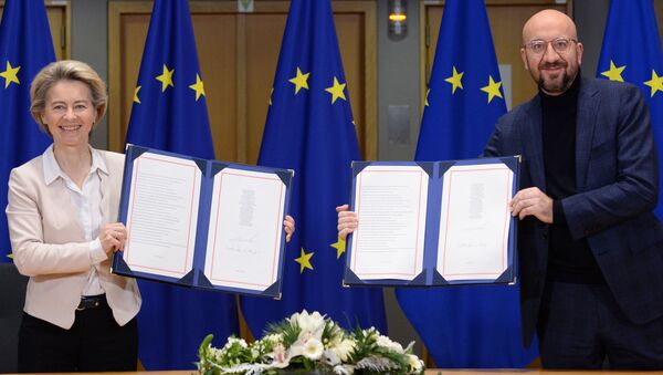 Президент Европейской комиссии Урсула фон дер Лайен и президент Европейского совета Шарль Мишель подписывают торговое соглашение о Брексите - Sputnik Литва
