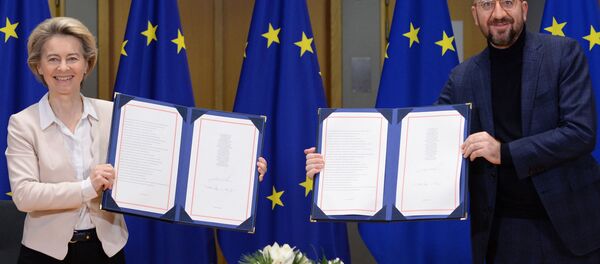 Президент Европейской комиссии Урсула фон дер Лайен и президент Европейского совета Шарль Мишель подписывают торговое соглашение о Брексите - Sputnik Литва