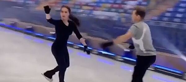 Загитова синхронно прыгнула тройной флип с фигуристом Куликом Загитова синхронно прыгнула тройной флип с фигуристом Куликом - Sputnik Lietuva