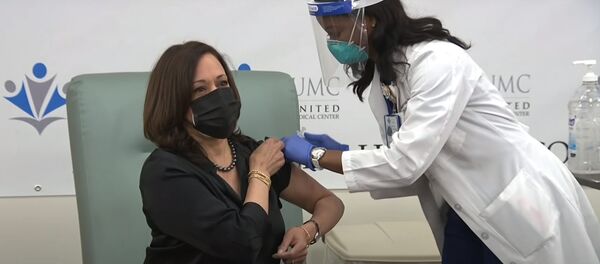 Kamala Haris pasiskiepijo vakcina nuo koronaviruso tiesioginiame eteryje Kamala Haris pasiskiepijo vakcina nuo koronaviruso tiesioginiame eteryje - Sputnik Lietuva