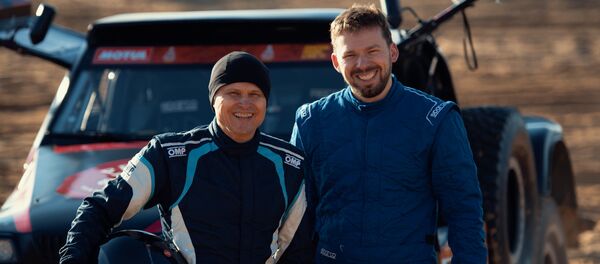 Литовские гонщики пилот Гинтас Петрус (слева на фото) и штурман Повилас Валайтис - Sputnik Литва