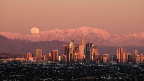 Луна над снежными горами в Лос-Анджелесе  - Sputnik Lietuva