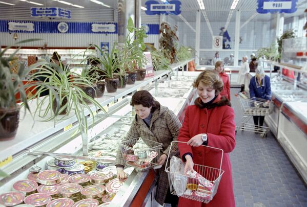 Покупательницы в магазине Океан в Москве, 1979 год - Sputnik Литва
