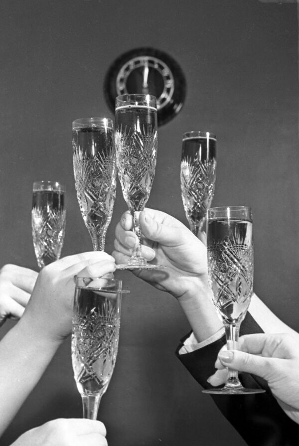 Встреча Нового года. Бокалы с шампанским. 1961 год - Sputnik Литва