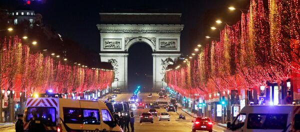 Полицейские в Париже в канун Нового года Полицейские в Париже в канун Нового года - Sputnik Lietuva