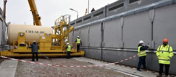 Mobili platforma, ant kurios yra rezervuaras su panaudotu branduoliniu kuru, ir laikina panaudoto branduolinio kuro saugykla Černobylio AE zonoje Mobili platforma, ant kurios yra rezervuaras su panaudotu branduoliniu kuru, ir laikina panaudoto branduolinio kuro saugykla Černobylio AE zonoje - Sputnik Lietuva