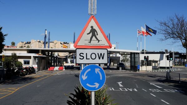 Знак на границе между Гибралтаром и Испанией после Brexit - Sputnik Литва