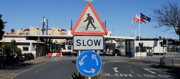 Знак на границе между Гибралтаром и Испанией после Brexit - Sputnik Литва