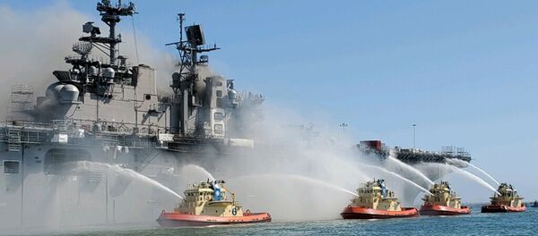 Gaisras desantiniame laive JAV karinių jūrų pajėgų bazėje San Diege Gaisras desantiniame laive JAV karinių jūrų pajėgų bazėje San Diege - Sputnik Lietuva