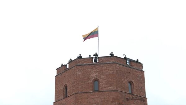 На видео показали поднятие флага Литвы на Башне Гедиминаса - Sputnik Литва