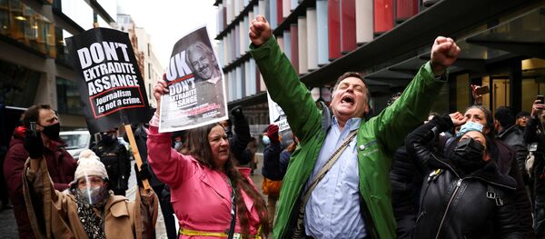 Сторонники Джулиана Ассанжа радуются решению суда в Лондоне не экстрадировать Ассанжа в США Сторонники Джулиана Ассанжа радуются решению суда в Лондоне не экстрадировать Ассанжа в США - Sputnik Lietuva