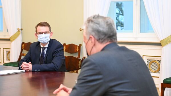 Президент Литвы Гитанас Науседа на встрече с министром здравоохранения Арунасом Дулкисом, 5 января 2021 года - Sputnik Литва