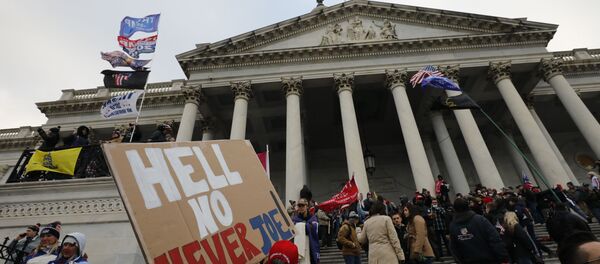 Участники акции протеста сторонников действующего президента США Дональда Трампа у здания конгресса в Вашингтоне - Sputnik Литва