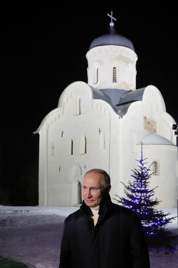 Президент РФ Владимир Путин дает интервью после посещения Рождественского богослужения в церкви Николы на Липне - Sputnik Литва