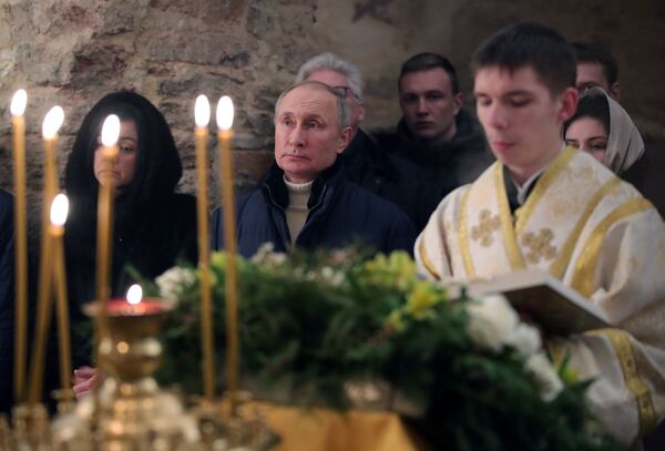 Президент РФ Владимир Путин во время Рождественского богослужения в церкви Николы на Липне - Sputnik Литва
