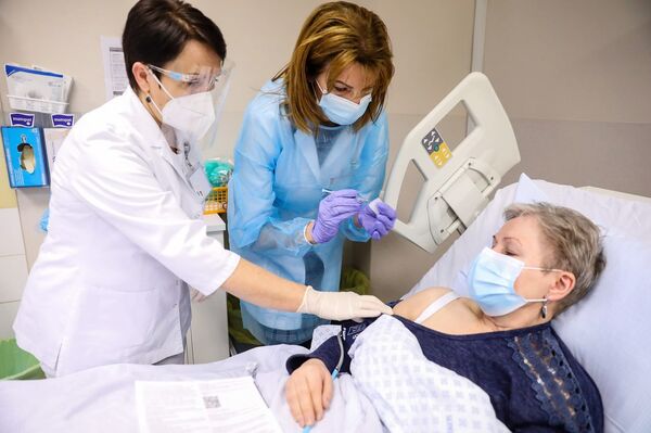 В Литве начали прививать от COVID-19 пациентов с тяжелыми заболеваниями - Sputnik Литва