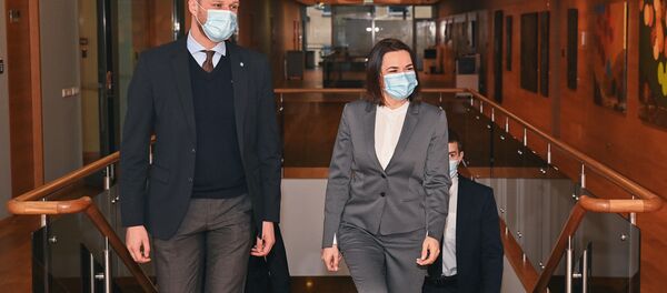 Министр иностранных дел Литвы Габриэлюс Ландсбергис с экс-кандидатом в президенты Белоруссии Светланой Тихановской - Sputnik Литва