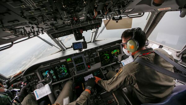Пилоты ВВС Индонезии во время поисков с воздуха потерпевшего крушение самолета Boeing 737-500, 10 января 2021 года - Sputnik Литва