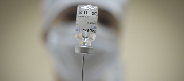 Медработник наполняет шприц российской вакциной от коронавируса Спутник V Медработник наполняет шприц российской вакциной от коронавируса Спутник V - Sputnik Lietuva