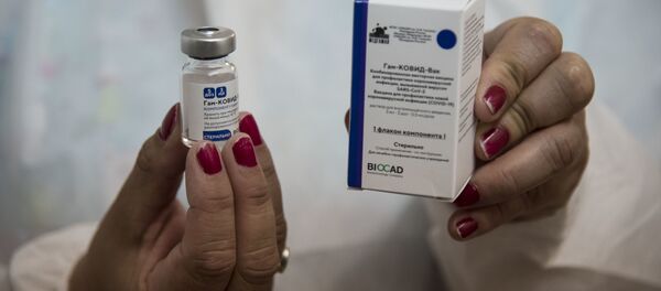 Медработник держит в руке российскую вакцину от коронавируса Спутник V Медработник держит в руке российскую вакцину от коронавируса Спутник V - Sputnik Lietuva