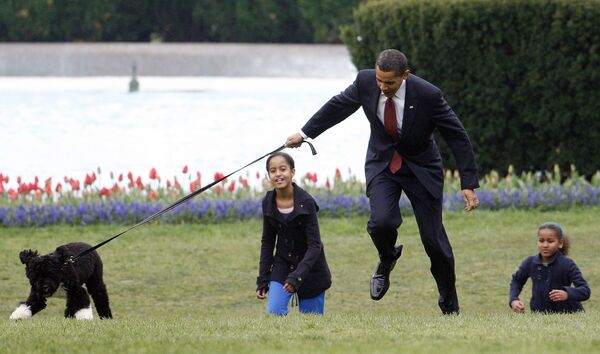Президент США Барак Обама с детьми и своей собакой Бо в Белом доме, 2009 год - Sputnik Lietuva
