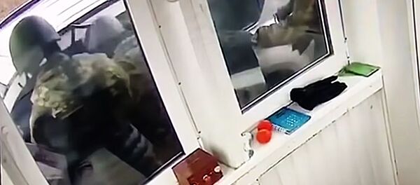 Попытку украинца прорваться в Крым на внедорожнике показали на видео Попытку украинца прорваться в Крым на внедорожнике показали на видео - Sputnik Lietuva