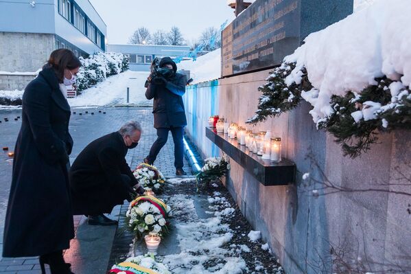  Президент Литвы Гитанас Науседа и его жена Диана Науседене около Мемориала 13 января - Sputnik Lietuva