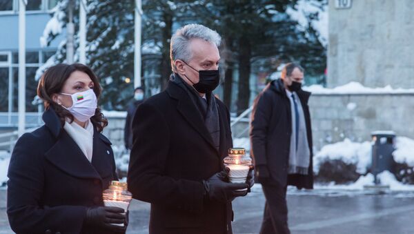 Президент Литвы Гитанас Науседа и его жена Диана Науседене около Мемориала 13 января - Sputnik Lietuva