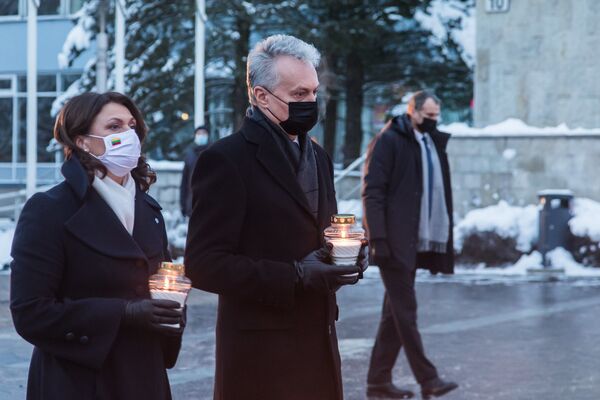 Президент Литвы Гитанас Науседа и его жена Диана Науседене около Мемориала 13 января - Sputnik Литва