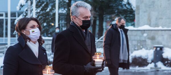 Президент Литвы Гитанас Науседа и его жена Диана Науседене около Мемориала 13 января Президент Литвы Гитанас Науседа и его жена Диана Науседене около Мемориала 13 января - Sputnik Lietuva