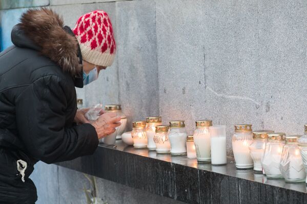 Жительница Литвы около Мемориала 13 января - Sputnik Lietuva