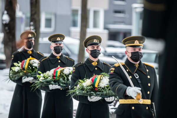 Литовские военные возлагают цветы к Мемориалу 13 января - Sputnik Литва