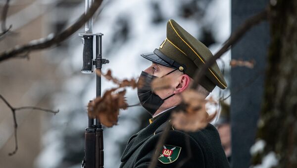 Литовский военный около Мемориала 13 января - Sputnik Литва