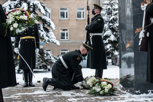Литовские военные возлагают цветы к Мемориалу 13 января - Sputnik Lietuva