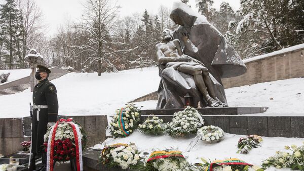 Памятник жертвам 13 января на Антакальнисском кладбище в Вильнюсе - Sputnik Литва