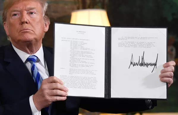 Президент США Дональд Трамп подписывает документ о восстановлении санкций против Ирана после объявления о выходе США из ядерной сделки с Ираном в Дипломатической приемной Белого дома в Вашингтоне, 2018 год Президент США Дональд Трамп подписывает документ о восстановлении санкций против Ирана после объявления о выходе США из ядерной сделки с Ираном в Дипломатической приемной Белого дома в Вашингтоне, 2018 год - Sputnik Lietuva
