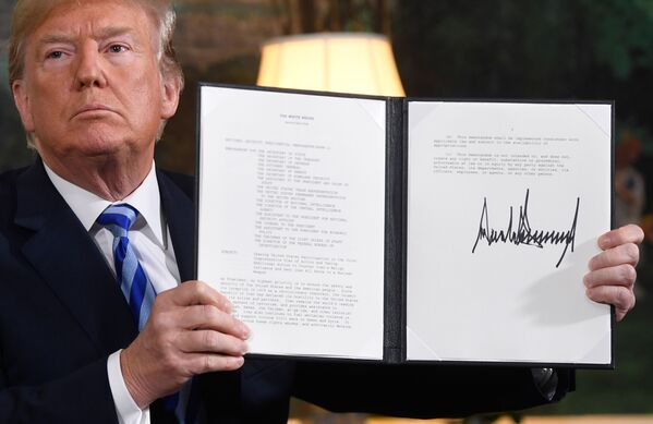 Президент США Дональд Трамп подписывает документ о восстановлении санкций против Ирана после объявления о выходе США из ядерной сделки с Ираном в Дипломатической приемной Белого дома в Вашингтоне, 2018 год - Sputnik Lietuva