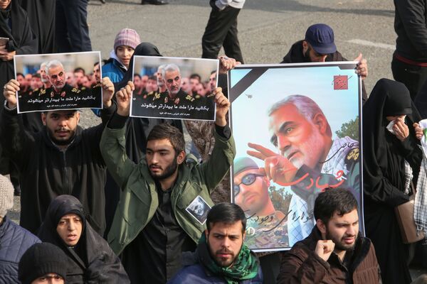 Люди с плакатами с изображением генерала Сулеймани во время демонстрации в Тегеране, Иран, 2020 год - Sputnik Lietuva