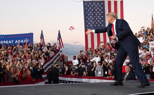 Президент США Дональд Трамп на митинге во время кампании в международном аэропорту Орландо Сэнфорд в Сэнфорде, 2020 год - Sputnik Lietuva