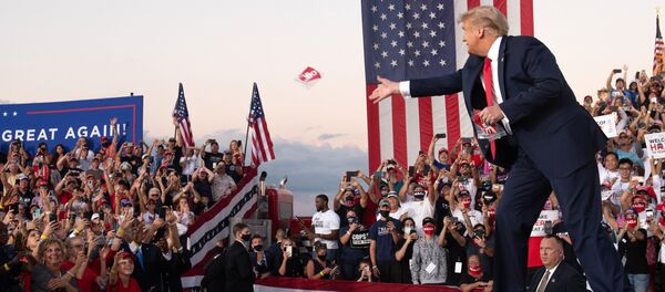 Президент США Дональд Трамп на митинге во время кампании в международном аэропорту Орландо Сэнфорд в Сэнфорде, 2020 год Президент США Дональд Трамп на митинге во время кампании в международном аэропорту Орландо Сэнфорд в Сэнфорде, 2020 год - Sputnik Lietuva