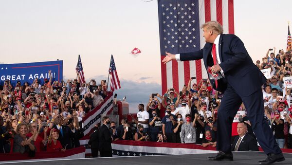 Президент США Дональд Трамп на митинге во время кампании в международном аэропорту Орландо Сэнфорд в Сэнфорде, 2020 год - Sputnik Lietuva