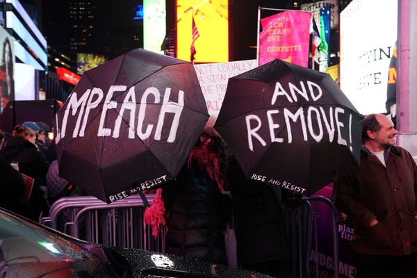 Демонстрация за импичмент Дональда Трампа на Таймс-сквер в Нью-Йорке, 2019 год - Sputnik Lietuva