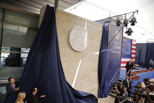 Дочь президента США Дональда Трампа Иванка Трамп (слева) и министр финансов США Стив Мнучин открывают мемориальную доску во время церемонии открытия нового посольства США в Иерусалиме - Sputnik Lietuva